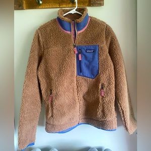 Women’s Patagonia classic retro-X jacket.